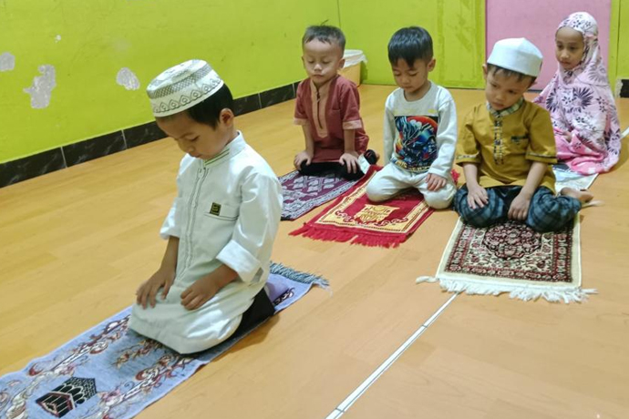 Membimbing anak Shalat 5 waktu